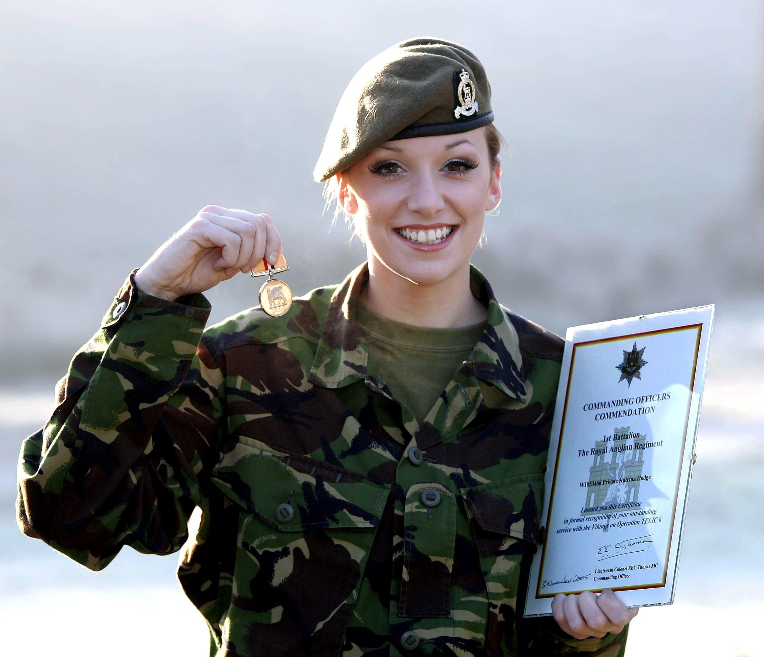 Сколько женщин служит. Женщины военнослужащие. Женщины в современной армии. Девушки в армии. Современные женщины военные.